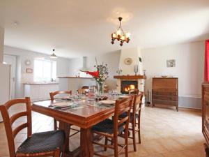 comedor con mesa con sillas y chimenea en Maison de campagne avec jardin clos, cheminée et animaux, au cœur du Parc Régional du Perche - FR-1-497-91, en La Chapelle-Souëf 15 fotos más