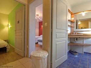 Koupelna v ubytování Maison ancienne avec jardin clos et animaux admis - FR-1-497-144 + 27 fotografií