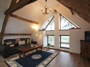 TV a/nebo společenská místnost v ubytování Escapade champêtre avec spa et activités en Normandie - FR-1-497-63