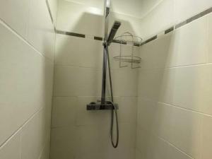 Koupelna v ubytování Charmante maison ancienne au cœur du village avec jardin et terrasse - FR-1-497-219 + 13 fotografií