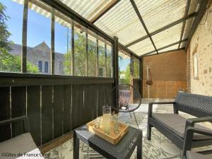 Posezení v ubytování Charmante maison ancienne au cœur du village avec jardin et terrasse - FR-1-497-219