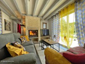 ein Wohnzimmer mit Couch und Kamin in der Unterkunft Grande maison familiale, calme, nature, Wifi, animaux acceptés - FR-1-497-182 in La Gonfrière