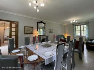 a dining room with a table and chairs at Grande maison familiale avec jardin, garage et jeux pour enfants - Parfait pour 15 personnes en Normandie. - FR-1-497-206 in Longny-au-Perche