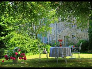 Φωτογραφία από το άλμπουμ του Grande maison XVIIIe avec jardin clos et animaux acceptés - FR-1-497-193 σε Ri