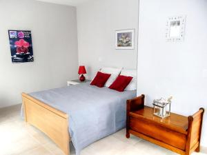 Katil atau katil-katil dalam bilik di Maison de vacances avec piscine chauffée, spa, aire de jeux et jardin privatif en Touraine - FR-1-381-286 +10 gambar