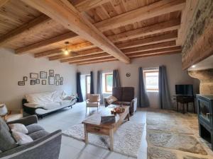 O zonă de relaxare la Maison de Campagne Confortable pour 10 Personnes avec Wifi - FR-1-496-347
