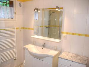 Maison 19e siècle en Touraine, jardin clos et WIFI - FR-1-381-220にあるバスルーム +18枚の写真