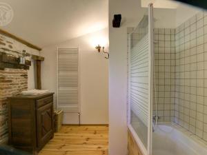 ein Badezimmer mit Dusche und Badewanne in der Unterkunft Charmant Gîte pour 4 avec Jardin, Animaux Bienvenus - FR-1-496-191 in Saint-Georges-Haute-Ville