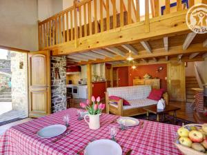 a living room with a table with a red table cloth at Gîte spacieux avec jardin, terrasse, et parc proche du château - 6 pers., animaux acceptés - FR-1-496-102 in Fontanès