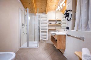 Koupelna v ubytování Hotel Brunello + 37 fotografií