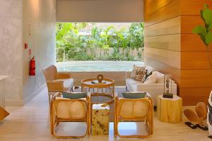 Χώρος καθιστικού στο Caribbean Sunrise View, Beachfront Apartment.