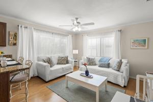 Coastal Breeze Siesta Turtle "B"にあるシーティングエリア