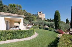 Κήπος έξω από το Villa With Pool In Châteauneuf-Du-Pape