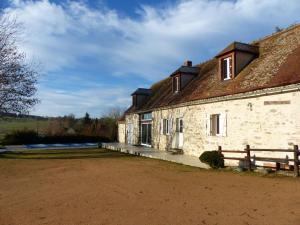 an old stone house with a fence in front of it at Longère rénovée avec piscine privée, Wifi et animaux acceptés en Auvergne - FR-1-489-229 in Chirat-lʼÉglise
