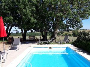 Πισίνα στο ή κοντά στο Longère rénovée avec piscine privée, Wifi et animaux acceptés en Auvergne - FR-1-489-229 +16 φωτογραφίες