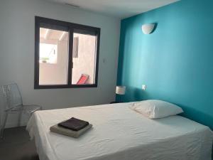 Posteľ alebo postele v izbe v ubytovaní Top of house with sea view 50m from the beach
