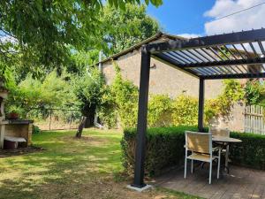 Taman di luar Fermette au calme avec jardin clos, proche station thermale, animaux acceptés et nombreuses commodités - FR-1-489-244