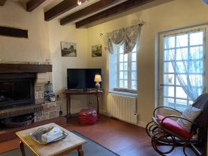 Μια τηλεόραση ή/και κέντρο ψυχαγωγίας στο Maison rénovée à Franchesse avec grand jardin et animaux admis - FR-1-489-221