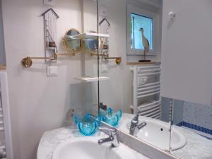Ένα μπάνιο στο Maison rénovée à Franchesse avec grand jardin et animaux admis - FR-1-489-221 +12 φωτογραφίες