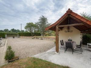 Κήπος έξω από το Maison rénovée à Franchesse avec grand jardin et animaux admis - FR-1-489-221