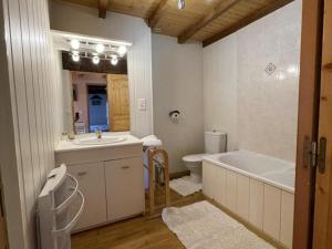 LaprugneにあるMaison de charme à la montagne avec animaux admis - FR-1-489-184の洗面台、浴槽、トイレを備えたバスルーム +14枚の写真