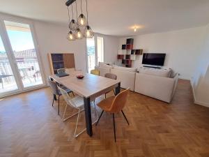 Una sala de estar con una mesa y sillas y un sofá. en Chambre d'hôte centre-ville Manosque, en Manosque