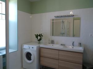 Saint-Étienne-de-VicqにあるGîte rural authentique avec animaux admis et jardin - FR-1-489-275の洗濯機と洗面台を備えたバスルーム