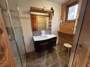 Φωτογραφία από το άλμπουμ του Gîte paisible avec piscine, sauna et animaux admis - FR-1-489-357 σε Vernusse