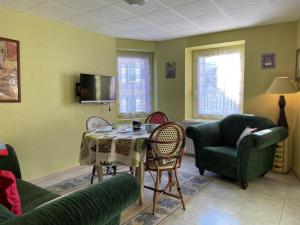 Μια τηλεόραση ή/και κέντρο ψυχαγωγίας στο Maison rustique avec poêle à bois, proche montagnes & activités de plein air, animaux acceptés - FR-1-489-52