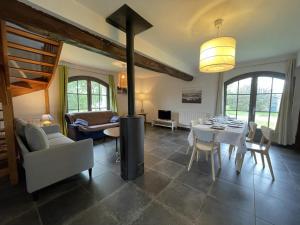 TV a/nebo společenská místnost v ubytování Maison de Charme avec Jardin Privé et Randonnées, Idéale pour Familles et Cavaliers - FR-1-489-449