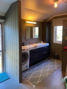 Φωτογραφία από το άλμπουμ του Sea Cabin With Views On Kallevikevegen σε Mosterhamn +13 φωτογραφίες