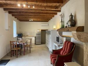 una cucina e una sala da pranzo con tavolo e sedie di Maison rénovée en campagne avec jardin privé et tout confort, près de Vichy - FR-1-489-381 a Rongères