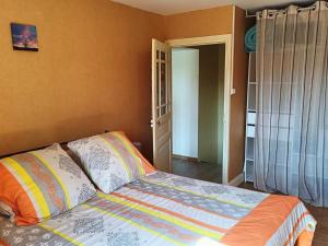 ein Schlafzimmer mit einem Bett mit zwei Kissen in der Unterkunft Gîte familial à la ferme avec activités nature - FR-1-489-454 in La Chabanne