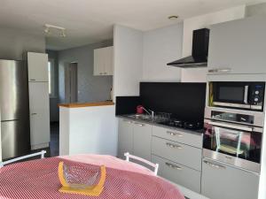Η κουζίνα ή μικρή κουζίνα στο Gîte familial avec piscine partagée, cheminée et jardin clos près de Vichy - FR-1-489-76