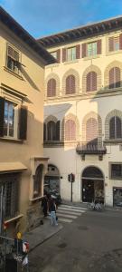 una persona caminando delante de un gran edificio en Bobohouse, en Florencia