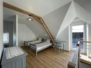salon z kanapą i stołem w obiekcie Charmant gîte à la ferme avec tout confort, proche de Bourbon-l'Archambault, idéal pour randos et curistes - FR-1-489-432 w mieście Ygrande