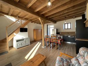 salon z kuchnią i jadalnią w obiekcie Charmant gîte à la ferme avec tout confort, proche de Bourbon-l'Archambault, idéal pour randos et curistes - FR-1-489-432 w mieście Ygrande