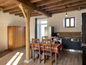 Kuchnia lub aneks kuchenny w obiekcie Charmant gîte à la ferme avec tout confort, proche de Bourbon-l'Archambault, idéal pour randos et curistes - FR-1-489-432