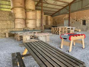 Zdjęcie z galerii obiektu Charmant gîte à la ferme avec tout confort, proche de Bourbon-l'Archambault, idéal pour randos et curistes - FR-1-489-432 w mieście Ygrande