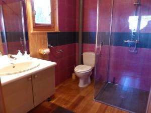 Bilik mandi di Chalet familial avec piscine, jardin et activités près du vignoble de Saint-Pourçain - FR-1-489-151 +11 gambar