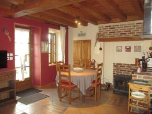 Kuchyň nebo kuchyňský kout v ubytování Gîte rénové avec cheminée, terrasse et jardin, proche de St Pourçain, idéal pour familles et animaux - FR-1-489-138