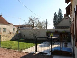 Zahrada ubytování Gîte rénové avec cheminée, terrasse et jardin, proche de St Pourçain, idéal pour familles et animaux - FR-1-489-138