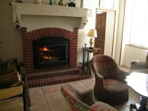Φωτογραφία από το άλμπουμ του Maison de charme avec cheminée et jardin à Dompierre-sur-Besbre - FR-1-489-112 σε Dompierre-sur-Besbre
