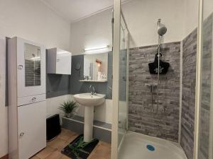 une salle de bain avec lavabo et douche dans l'établissement Maison vignoble avec terrasse et BBQ à Saulcet, animaux admis - FR-1-489-544, à Saulcet 11 autres photos