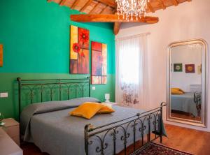Postel nebo postele na pokoji v ubytování The Roses House vicino Chioggia, Sottomarina e Venezia + 104 fotografií