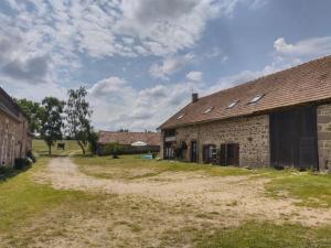 un viejo edificio de ladrillo con un camino de tierra al lado en Gîte Rouge paisible à la ferme, animaux acceptés, wifi inclus - FR-1-489-559, en Saint-Bonnet-de-Four