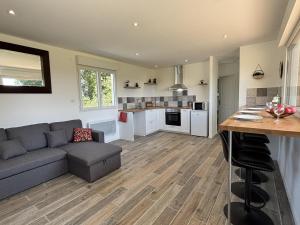 Kuchyň nebo kuchyňský kout v ubytování Chalet moderne au cœur de l'Allier - FR-1-489-582