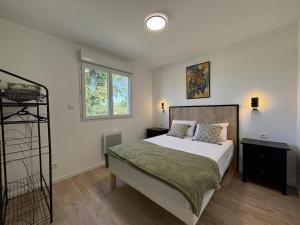 Postel nebo postele na pokoji v ubytování Chalet moderne au cœur de l'Allier - FR-1-489-582