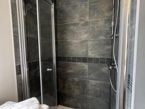 Koupelna v ubytování Chalet moderne au cœur de l'Allier - FR-1-489-582