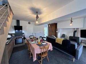 Una cocina o cocineta en Évasion rurale avec SPA et cheminée dans un gîte bourguignon - FR-1-489-539 21 fotos más